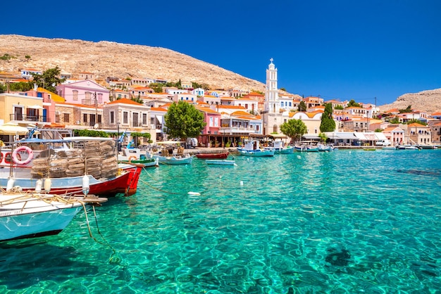 Kolorowe domy i łodzie rybackie na malowniczej małej wyspie Halki Chalki w Grecji