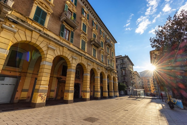 Kolorowe domy mieszkalne w centrum miasta La Spezia we Włoszech