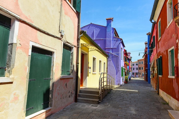Zdjęcie kolorowe domy na wyspie burano słynny cel podróży włochy
