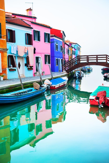 Kolorowe domy nad kanałem na wyspie Burano, Wenecja, Włochy. Znany cel podróży