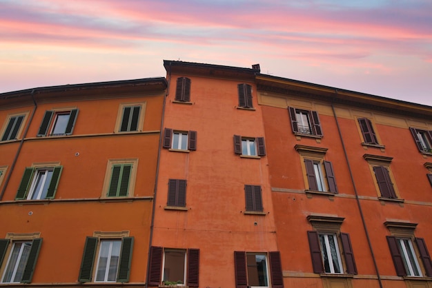 Kolorowe domy w historycznym centrum Rzymu