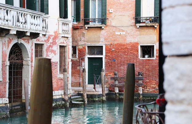 Kolorowe domy w pobliżu wody na starej ulicy w Wenecji Włochy Scena uliczna
