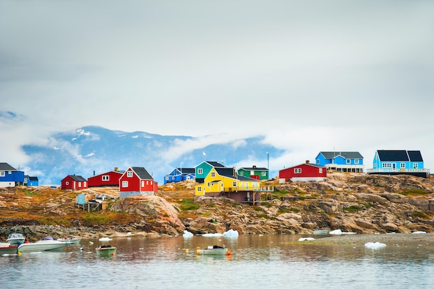 Kolorowe domy w wiosce Sakkak, zachodnia Grenlandia