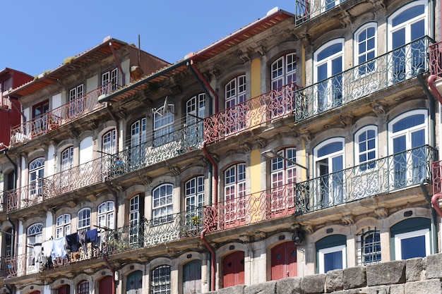 Kolorowe Domy Wzdłuż Rzeki Douro W Mieście Porto, Portugalia (ribeira)