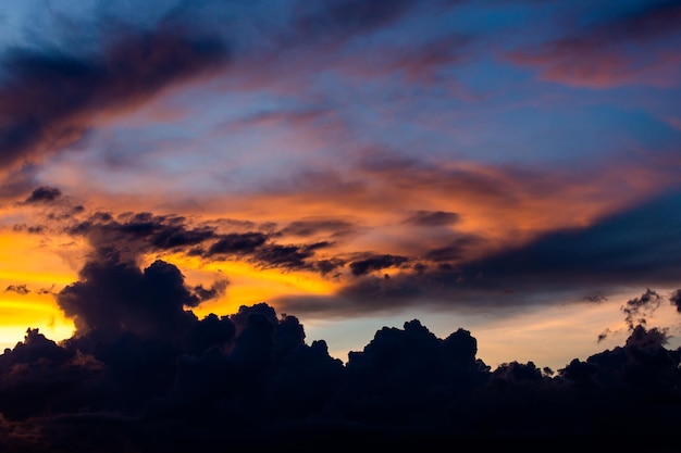 Kolorowe dramatyczne niebo z chmurą o zachodzie słońcaxa