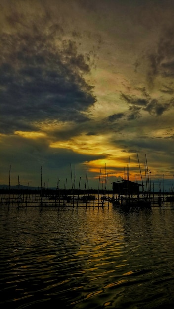 kolorowe dramatyczne niebo z chmurami o zachodzie słońca. Zachód słońca w jeziorze