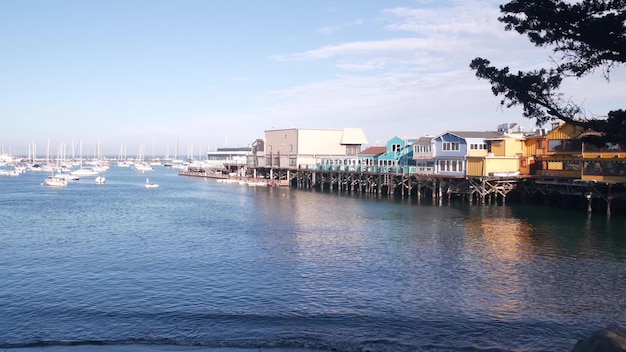 Kolorowe drewniane domy na stosach lub filarach stare nabrzeże rybackie monterey bay