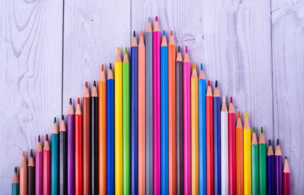 Kolorowe drewniane ołówki, tworzące trójkąt
