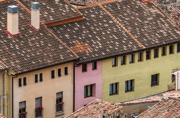 Kolorowe elewacje domów z dachówką z długiego strzału