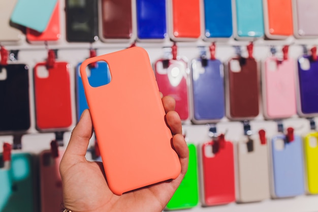Kolorowe etui na telefony w sklepach z telefonami komórkowymi.