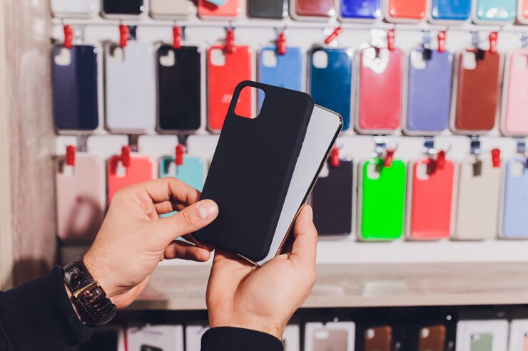 Zdjęcie kolorowe etui na telefony w sklepach z telefonami komórkowymi.