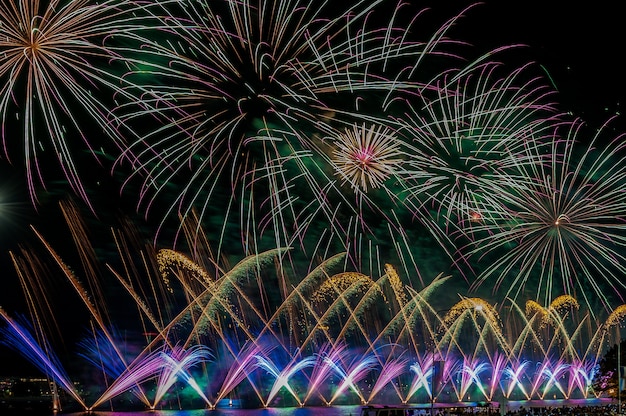 Kolorowe fajerwerki z okazji festiwalu w Rydze