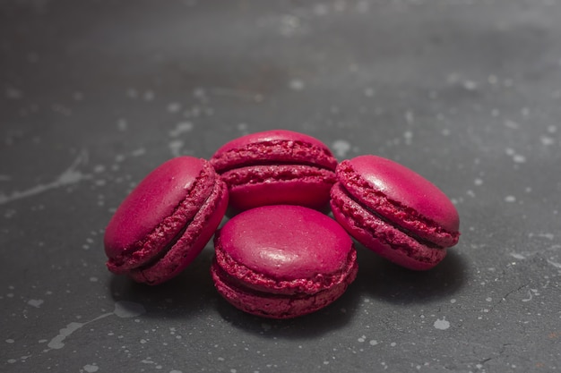 Kolorowe francuskie ciasteczka macarons (macaroons). Deser do podania z przerwą na herbatę lub kawę.