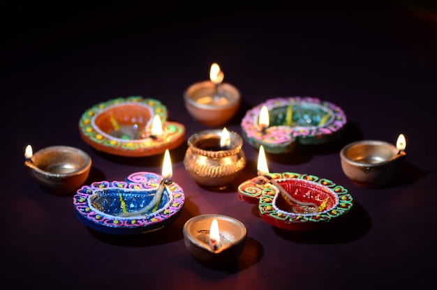 Kolorowe Gliniane Diya Lampy (lampion) Zaświecali Podczas świętowania Diwali. Projekt Karty Z Pozdrowieniami Indian Hindu Light Festival O Nazwie Diwali.