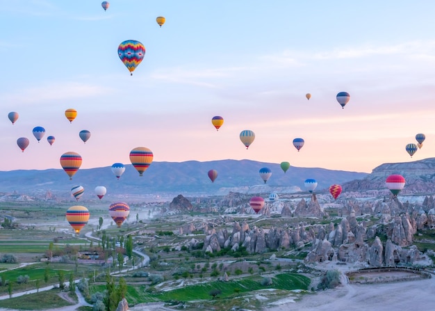 Kolorowe gorące powietrze balony latające nad krajobraz skalny w Cappadocia Turcja