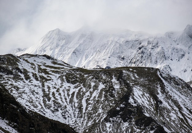 Kolorowe góry Landmannalaugar pod pokrywą śnieżną jesienią Islandii