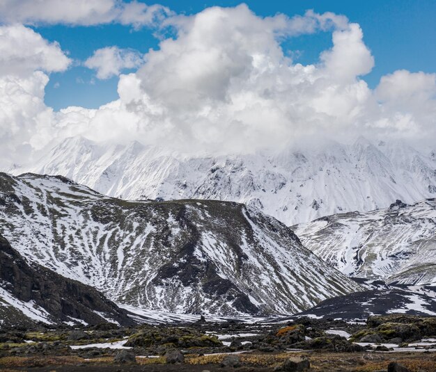 Kolorowe góry Landmannalaugar pod pokrywą śnieżną jesienią Islandii