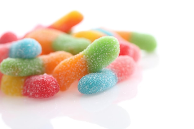 Kolorowe gumowate cukierki cukrowe z bliska na białym tle na białym tle