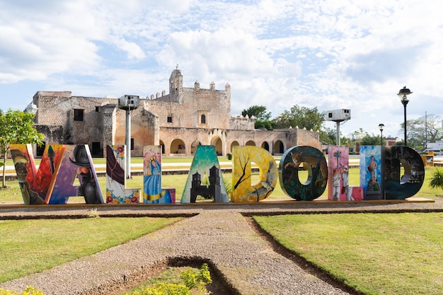 Kolorowe i turystyczne litery ze słowem Valladolid, a za nim Convent San Bernardino Mexico