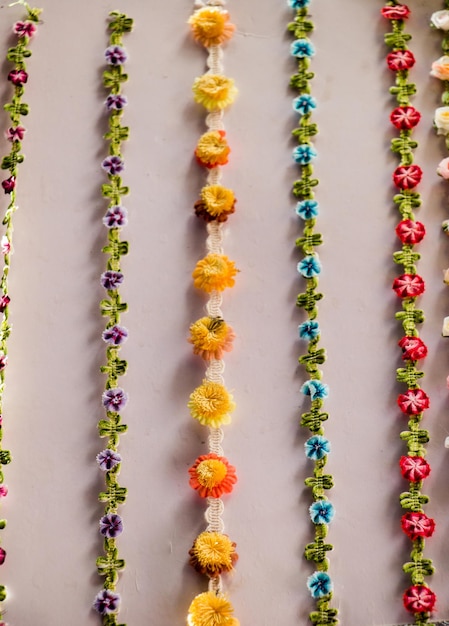 Zdjęcie kolorowe igły hafty kwiaty jako tło