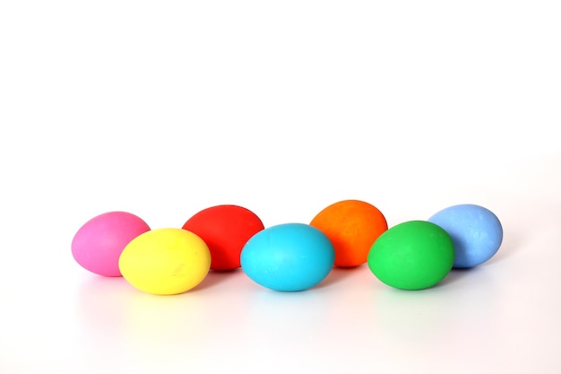 Kolorowe jaja wielkanocne odizolowane na białym tle