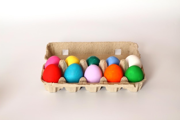 Kolorowe jajka wielkanocne w pudełku na jajka na stole z miejscem do kopiowania tekstu