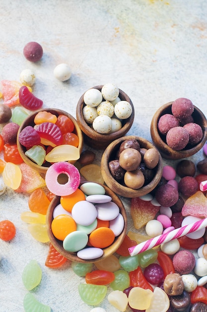 Kolorowe Jasne Różne Słodycze I Słodycze Dla Dzieci Na Białym Stole, Asortyment Wielu Cukierków