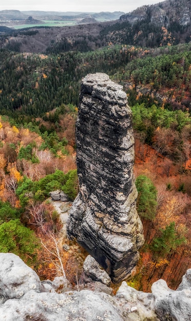 Kolorowe jesienne drzewa i formacje skalne w Czeskiej Szwajcarii