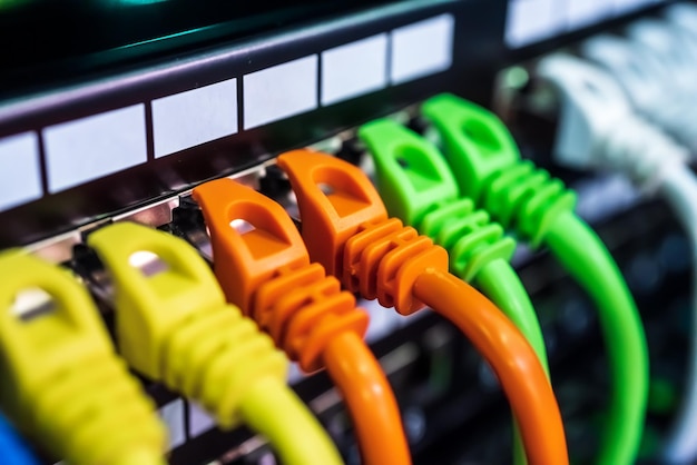 Kolorowe kable telekomunikacyjne Kolorowe kable Ethernet podłączone do przełącznika w internetowym centrum danych