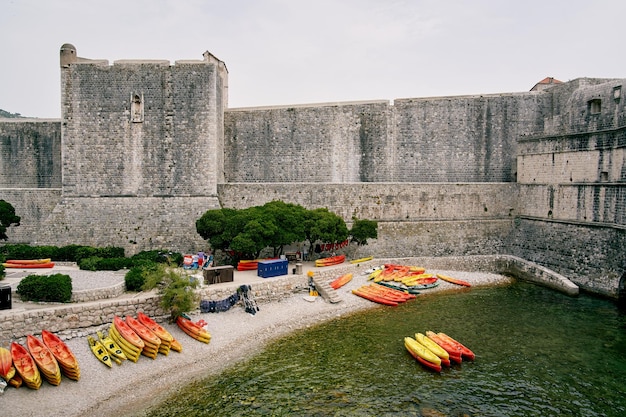 Kolorowe kajaki leżą na brzegu w pobliżu murów twierdzy Dubrovnik Chorwacja