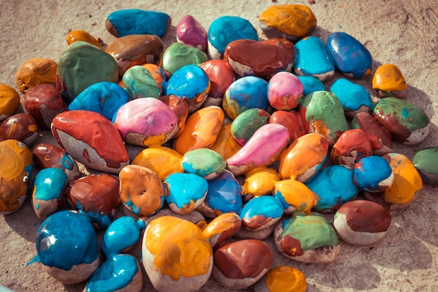 Kolorowe kamienie leżące na płaskiej powierzchni