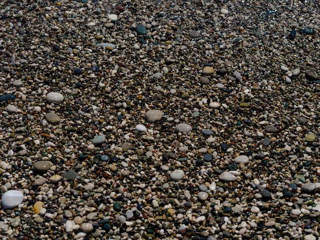 Kolorowe kamyki na plaży