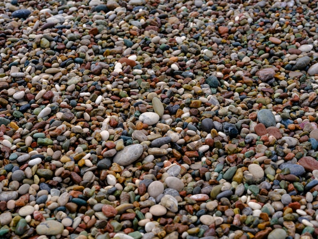 Kolorowe kamyki na plaży