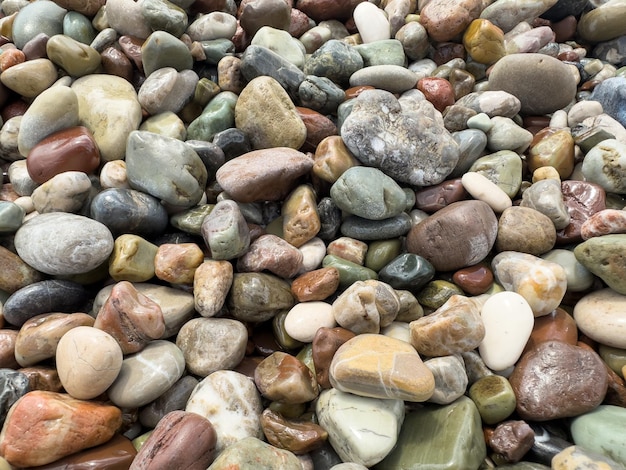 Kolorowe kamyki na plaży