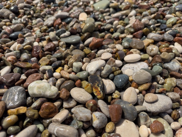 Kolorowe kamyki na plaży