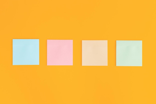 Kolorowe karteczki samoprzylepne na żółtym tle