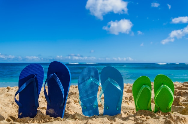 Zdjęcie kolorowe klapki na piaszczystej plaży