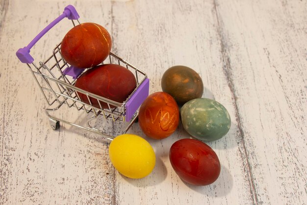 Zdjęcie kolorowe kolorowe jajka wielkanocne w koszyku na zakupy symbol wielkanocy
