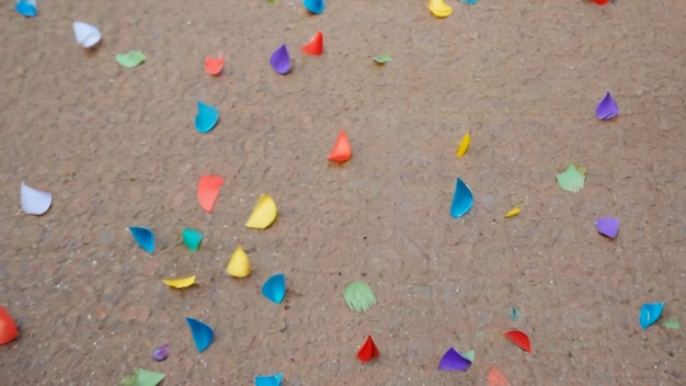Kolorowe konfetti na podłodze.