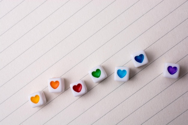 Kolorowe kostki z sercem na papierze