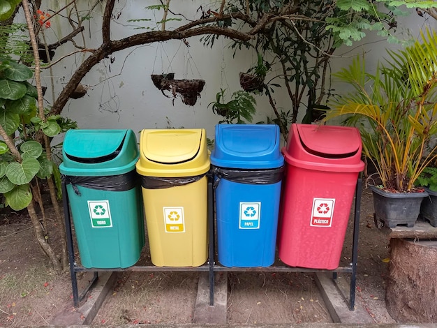 Kolorowe kosze do selektywnej zbiórki śmieci