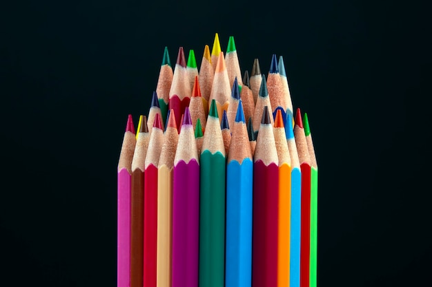 Kolorowe kredki do rysowania w ciemnym miejscu. Edukacja i kreatywność. Wypoczynek i sztuka
