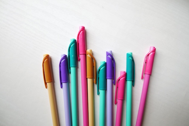 Kolorowe kredki ołówkowe na tle białego marmuru Powrót do tekstu szkolnego kolorowym ołówkiem