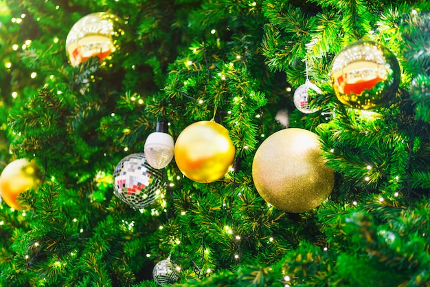 Kolorowe kulki na zielonym tle choinki dekoracji podczas świąt Bożego Narodzenia i nowego roku