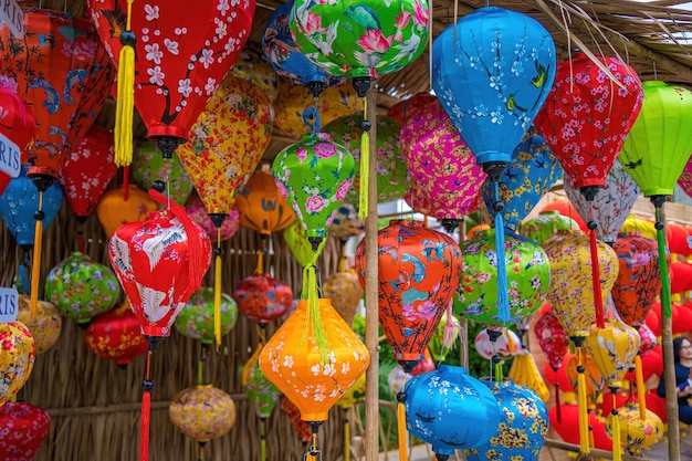 Kolorowe latarnie rozświetlają starą ulicę starożytnego miasta Hoi An Tradycyjne czerwone latarnie prezenty i dekoracje w kurorcie dla turystów robiących zdjęcia podczas święta Tet