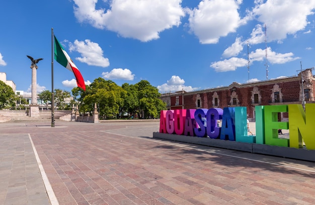 Zdjęcie kolorowe litery aguascalientes centralny plac plaza de la patria przed katedrą