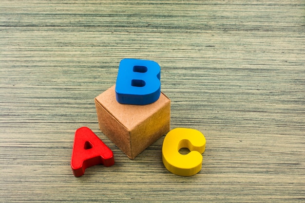 Zdjęcie kolorowe litery alfabetu abc wykonane z drewna