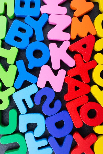 Zdjęcie kolorowe litery alfabetu wykonane z drewna