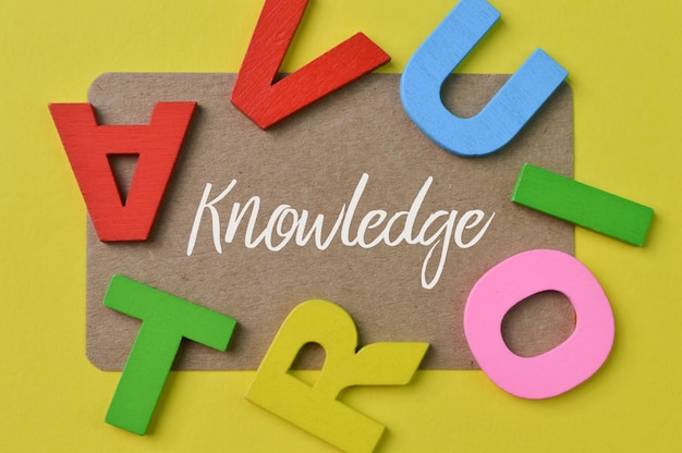 Zdjęcie kolorowe litery alfabetu z tekstem wiedza koncepcja edukacji