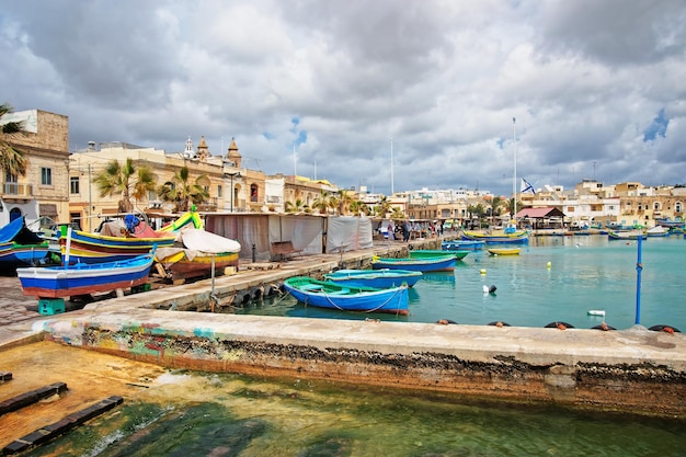 Kolorowe łodzie Luzzu I Ludzie W Porcie Marsaxlokk, Wyspa Malta